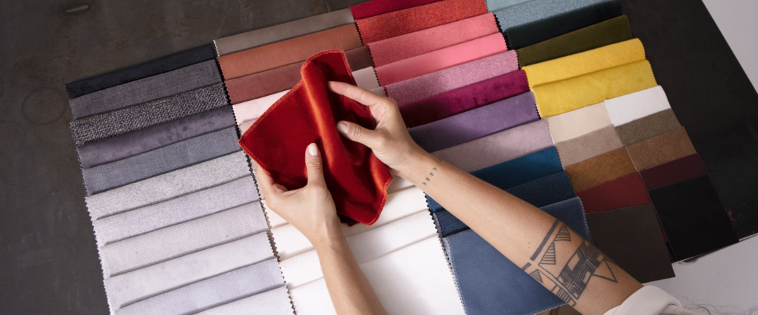 Des échantillons de tissus pour choisir la bonne couleur.