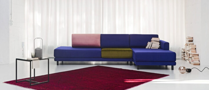 Un canapé d'angle multicolore.