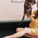 Une jeune femme assise sur un canapé avec un chat.