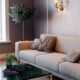 Gros plan d'un canapé beige décoré avec des coussins de différentes tailles.