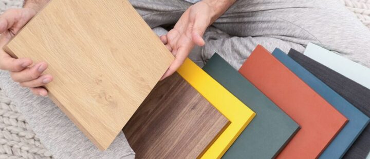 Une photo d'échantillons de mélaminé en plusieurs couleurs et imitation bois.