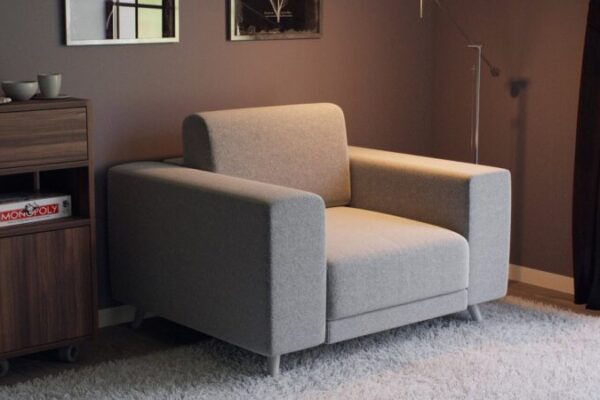 Un fauteuil gris avec de larges accoudoirs.