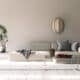 Un salon moderne chic avec un canapé beige et une table basse aux pieds en métal.