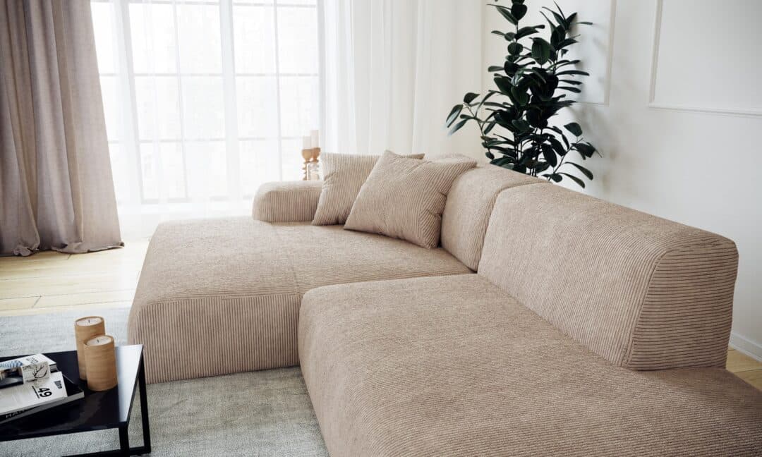 Un salon aux couleurs neutres décoré avec un canapé beige et un tapis gris clair.